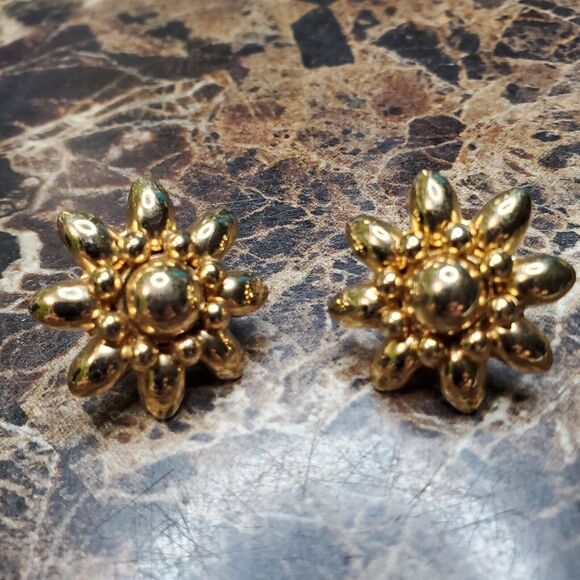 Vintage Coro Gold Tone Flower Screwback Earrings - Picture 7 of 11